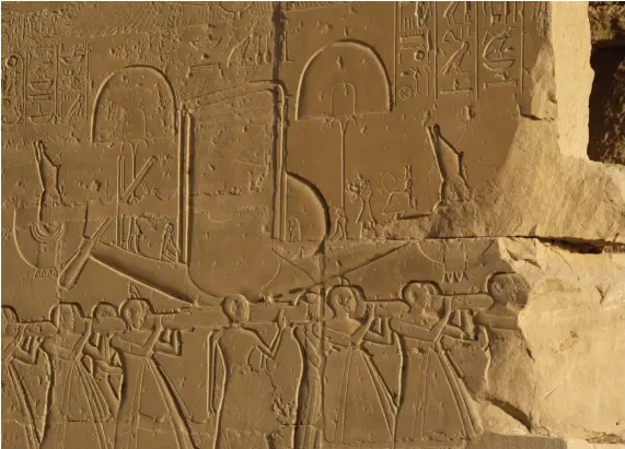  ?? ALBUM ?? EL PERIPLO DEL DIOS RA. Este relieve del templo mortuorio de Ramsés II representa a un grupo de sacerdotes que llevan sobre los hombros la Barca Solar sagrada de Ra. El ritual funerario incluía atravesar el río con el difunto sobre una barca semejante a la del dios solar.