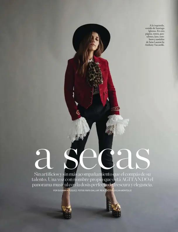  ??  ?? A la izquierda, vestido de Santiago Iglesias. En esta página, torera, pantalones, lazo, sombrero y sandalias de Saint Laurent by Anthony Vaccarello.
