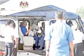  ?? Gambar BERNAMA ?? PERDANA Menteri Datuk Seri Najib Tun Razak sempat membaca akhbar tempatan 'The Borneo Post' sebelum berlepas dengan menaiki helikopter ke Sri Aman dan beberapa kawasan yang akan dilawati beliau,kelmarin. -