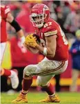  ?? Charlie Riedel/Associated Press ?? Kansas City Chiefs tight end Travis Kelce makes catch during a wild-card playoff win over the Jaguars.