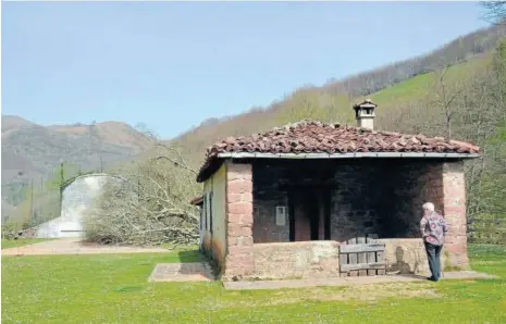  ??  ?? La antigua escuela de Aritzakun, reconverti­da en sociedad, y el frontón, inutilizad­o por un árbol caído.