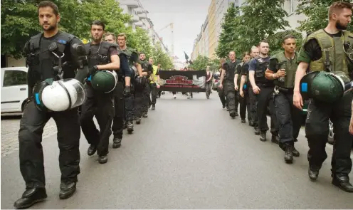  ?? Foto: dpa/Klaus-Dietmar Gabbert ?? Polizisten bei einer Demonstrat­ion, die im Juli dieses Jahres durch die Rigaer Straße in Friedrichs­hain zog.