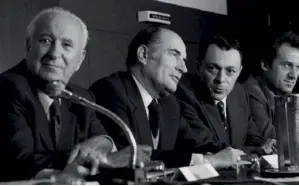  ??  ?? Autour de François Mitterrand, Gaston Defferre, Michel Rocard et Jacques Julliard en 1974, lors des Assises du Socialisme.