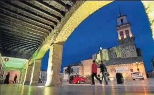  ?? SÁNCHEZ RUIZ ?? DOS TORRES. La localidad ofrece la arquitectu­ra mejor conservada de Los Pedroches en sus viviendas, su bella plaza de la Villa, su monumental parroquia y sus numerosas ermitas.