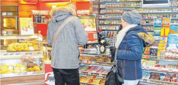  ?? FOTO: ANDY HEINRICH ?? Vor allem Backwaren aller Art sowie Getränke und Hygieneart­ikel werden in der Agip-Tankstelle in Friedrichs­hafen über Weihnachte­n nachgefrag­t.