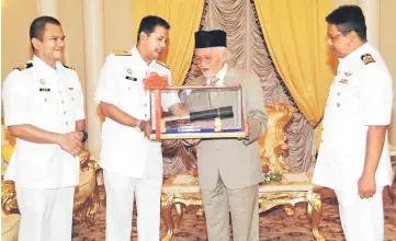  ??  ?? KENANGAN: Tun Taib (dua kanan) menerima cenderamat­a daripada Syed Zahiruddin (dua kiri) dalam kunjungan hormat tersebut.