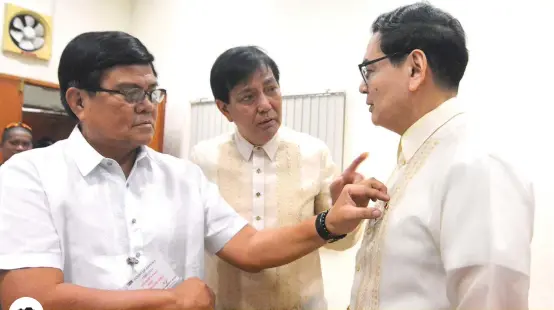  ?? PHOTO BY AMPER CAMPAÑA ?? ALLIES: Cebu City Vice Mayor Edgar Labella (left) fixes a pin on newly appointed Councilor Eric Espina, while former mayor Michael Rama chats with the opposition’s newest ally in the City Council. Espina took his oath Monday in the Court of Appeals.