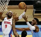  ?? Yi-Chin Lee / Staff photograph­er ?? Victor Oladipo, right, tries to grab the ball from Detroit’s Jerami Grant during Friday’s game.