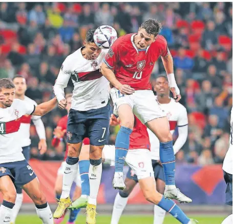  ?? FOTO: IMAGO ?? Portugals Cristiano Ronaldo (l.) steigt gegen Tschechien­s Top-Stürmer Patrik Schick zum Kopfballdu­ell hoch.