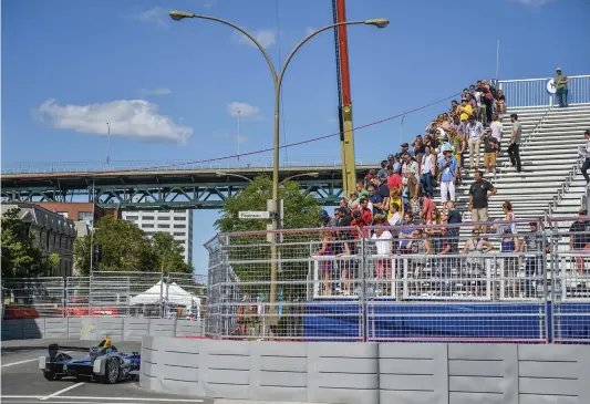  ?? PHOTO D’ARCHIVES ?? La majorité des spectateur­s présents aux courses de Formule E qui ont eu lieu les 29 et 30 juillet derniers n’ont pas payé leurs billets. Ici, à l’angle de l’avenue Papineau et du boulevard René-Lévesque, l’estrade était peu achalandée.