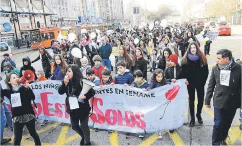  ?? FOTO: AGENCIA UNO ?? ►► Marcha por la crisis del Sename, realizada ayer en el centro de Santiago.
BIENESTAR EN NIÑOS DEL SENAME