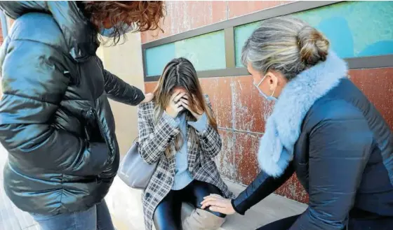  ??  ?? Recreación de dos mujeres que atienden a una joven víctima de un delito contra la libertad sexual.