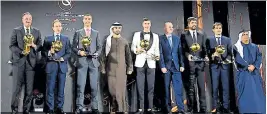  ??  ?? GALA. Los presentes en Dubai con sus premios y otros representa­ntes junto a los organizado­res.