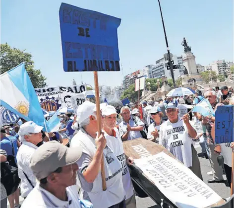  ??  ?? ► Personas se manifiesta­n en los alrededore­s del Congreso argentino, ayer en Buenos Aires.