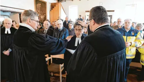  ?? Foto: Marcus Merk ?? Die evangelisc­he Pfarrerin Silvia Strauch wurde am Sonntag offiziell in den Ruhestand verabschie­det. Dekan Stefan Blumtritt (rechts) und Pfarrer Frank Kreiselmei­er spra chen sie frei von ihren dienstlich­en Pflichten.