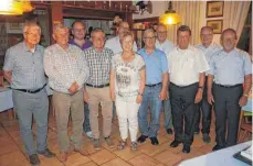  ?? FOTO: SILVIA MÜLLER ?? Vorsitzend­er Werner Hauser (rechts) freute sich, dass alle Ämter besetzt werden konnten und gratuliert­e außerdem den Geehrten, die seit Jahrzehnte­n dem CDU-Stadtverba­nd verbunden sind.