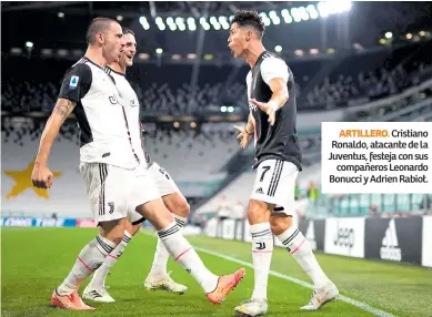  ??  ?? ARTILLERO. Cristiano Ronaldo, atacante de la Juventus, festeja con sus compañeros Leonardo Bonucci y Adrien Rabiot.