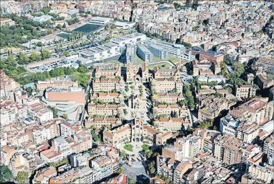  ?? ROBERT RAMOS/FPHSCSP ?? Vista aérea del recinto modernista de Sant Pau, con sus pabellones alrededor de los jardines y el nuevo hospital al fondo