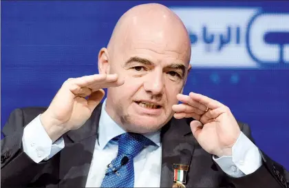  ?? Foto Afp ?? A Gianni Infantino, titular de la FIFA, lo apoyan los presidente­s del Real Madrid y del Barcelona