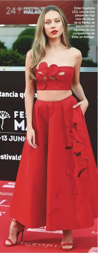  ??  ?? Ester Expósito (21), con un dos piezas en rojo vivo de Oscar de la Renta, se encontró con algunos de sus compañeros de ‘Élite’ en Málaga.