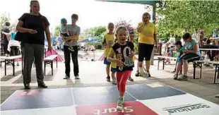  ??  ?? Auf die Plätze, fertig, los: Emily-Laureen testet in einem Lauf-Parcours ihre Reaktionss­chnelligke­it. Fotos (): Jens Henning