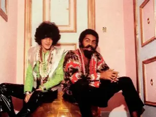  ?? ?? Caetano Veloso durante una puntata di Divino, Maravilhos­o. Sopra: giacche variopinte per gli hippie Veloso e Gil.