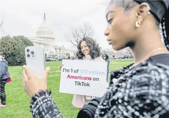  ?? J. Scott Applewhite / Ap-L Presse ?? “Soy uno de los 170 millones de americanos en TikTok”, protesta una mujer con una pancarta ante el Capitolio de Washington