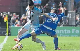  ?? JOSE ALMEIDA ?? Intento. Colón busca desbordar a Lucas Rodríguez.