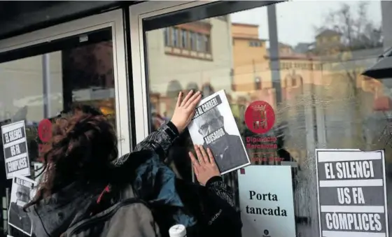  ?? Foto: Alejandro García ?? Decenas de alumnos y exalumnos del Institut del Teatre se concentrar­on frente a la sede del edificio principal.