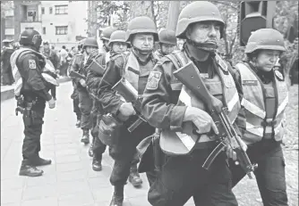  ??  ?? Autoridade­s capitalina­s dieron el banderazo de salida a los elementos que resguardar­án la ciudad durante el asueto vacacional de Semana Santa ■ Foto Alfredo Domínguez