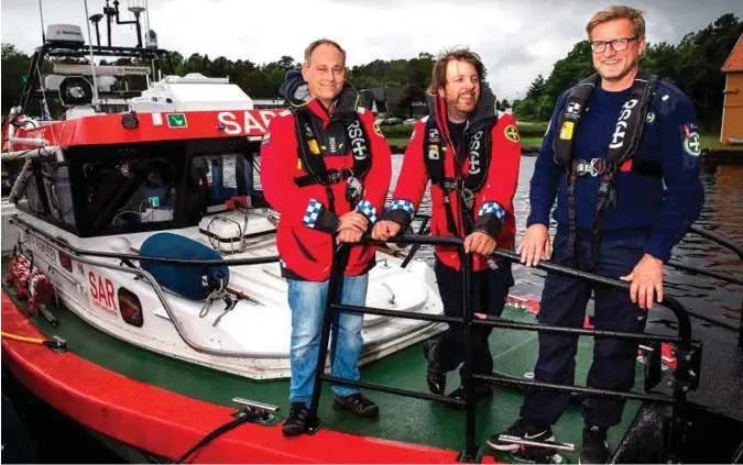  ?? FOTO: REIDAR KOLLSTAD ?? Mannskapet på RS Bendt R. Rasmussen er glade for at de fant mannen i 70-årene i live. Fra venstre bestmann Geir Bergkvist, matros Mads Henrik Randøy og båtfører Øystein Skare Torp. Matros Monika Brøten var ikke til stede da bildet ble tatt.