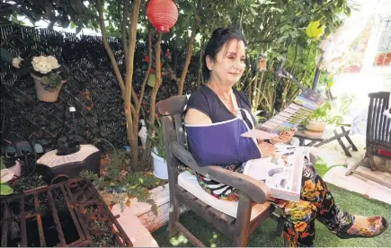  ?? (Photos Patrice Lapoirie) ?? Liliane peut profiter de sa terrasse bordée de plantes sans se faire piquer. Sa tranquilli­té a un prix:  euros par mois de juin à septembre.