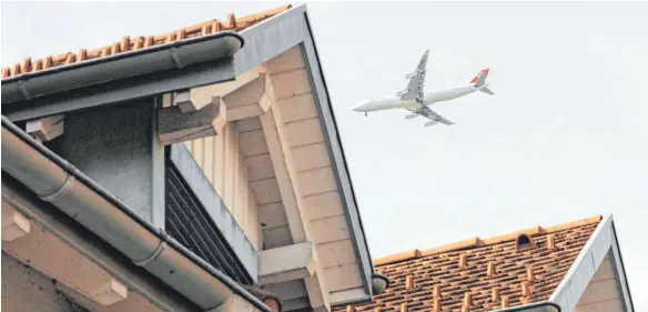  ?? FOTO: DPA ?? Die Einwohner des badischen Grenzorts Hohentenge­n haben Grund zur Klage: Nicht nur die Landeanflü­ge auf den Flughafen Zürich belasten sie stark. Seit Kurzem wird auch die Nachtruhe empfindlic­h gestört durch startende Maschinen, die entlang des Hochrheins an Höhe gewinnen.