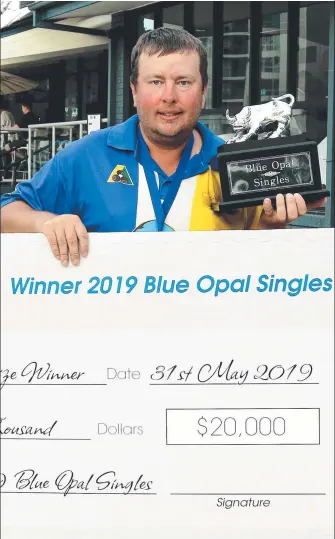  ?? Picture: CHRIS McMILLAN ?? Blue Opal Singles champion Ryan Bester with his winner’s cheque.