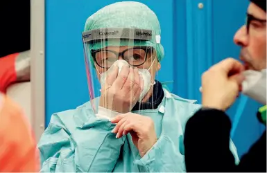  ?? (Foto Ap) ?? Al lavoro
L’opera incessante dei sanitari nel triage dell’Ospedale Civile di Brescia