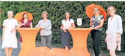  ?? FOTO: SOROPTIMIS­TEN ?? Orange ist die Signalfarb­e für die Aktion der Soroptimis­ten: (v.l.) Katharina Klump, Agnes Ridder, Verena Michaelis, Bettina van Husen und Sabine van Nahmen.