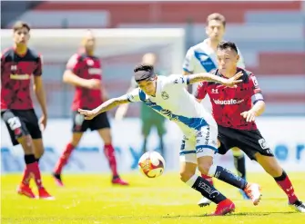  ??  ?? Omar Fernández se lleva la marca de Antonio Ríos en el medio campo/efe