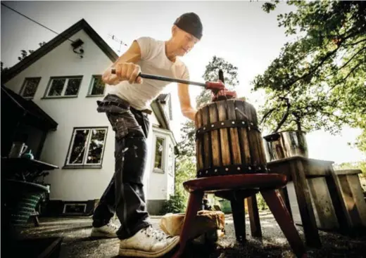  ??  ?? FÄRSKPRESS­AT. Här pressar Björn Une sina äpplen. Varje år ruttnar 265 000 ton äpplen i Sverige. Frukten är en outnyttjad resurs som förutom att mustas också kan förvandlas till biogas och biogödsel.