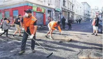  ??  ?? ► Las tareas de limpieza se aceleraron a partir de ayer en Valparaíso.