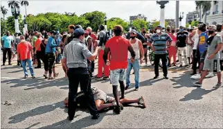  ?? ERNESTO MASTRASCUS­A / EFE ?? La Habana. Un hombre permanece en el suelo antes de ser arrestado durante las protestas del 11 de julio.