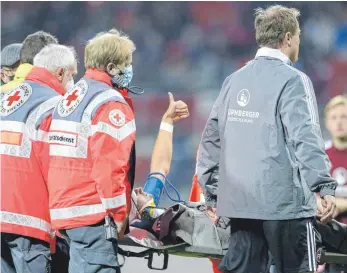  ?? FOTO: IMAGO IMAGES ?? Der am Kopf verletzte Tom Krauß vom 1. FC Nürnberg gibt auf der Trage mit Daumen hoch Entwarnung. Kurz zuvor hatte er nach einem Luftduell noch reglos auf dem Rasen gelegen.