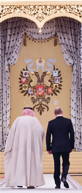  ??  ?? خادم الحرمين الشريفين والرئيس بوتين يتجهان اللتقاط صور تذكارية في قاعة الكرملين. (واس)