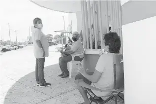  ??  ?? las inclemenci­as del tiempo, abuelitos hacen fila para recibir la segunda dosis