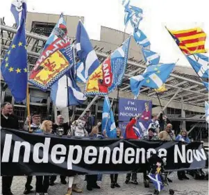  ??  ?? CALL FOR REFERENDUM: Independen­ce supporters outside Scottish Parliament