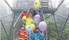  ?? FOTO: GISELA SPRENG ?? Die Kinder, die ihre Ballons für den Luftballon-Weitflugwe­ttbewerb fliegen ließen, hatten mit gewissen Startprobl­emen zu kämpfen.