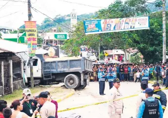  ?? FOTOS: LA PRENSA ?? ESCENA. El accidente ocurrió en la entrada del barrio Lempira, en Potrerillo­s, Cortés. Según familiares, María Alicia Corea y su hija venían de hacer mandados de San Pedro Sula.