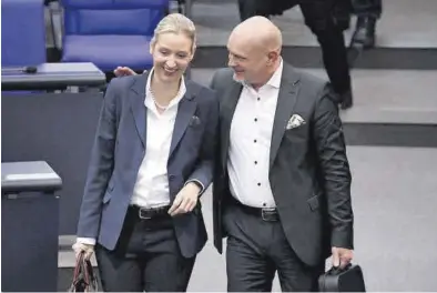  ?? CLEMENS BILAN / EFE ?? Los dirigentes de AfD Alice Weidel y Enrico Komning, en el Bundestag.