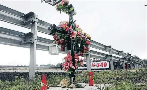  ?? VICENÇ LLURBA ?? Los vecinos se han manifestad­o en los últimos dos años para denunciar la mortandad de la vieja carretera, obsoleta