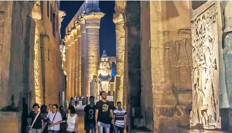  ??  ?? Touristen aus dem Reich der Mitte sind in Luxor herzlich willkommen, sie tragen zum Aufschwung des für Ägypten so wichtigen Fremdenver­kehrs bei. Wohl wirbt das Land am Nil weltweit mit neuen archäologi­schen Funden, vom Rekord im Jahr 2010 ist man aber...