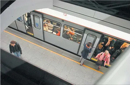  ?? [ Fabry] ?? Fahrgäste wollen rasch aussteigen können. Dazu werden U-Bahnen und Straßenbah­nen künftig innen anders gestaltet.